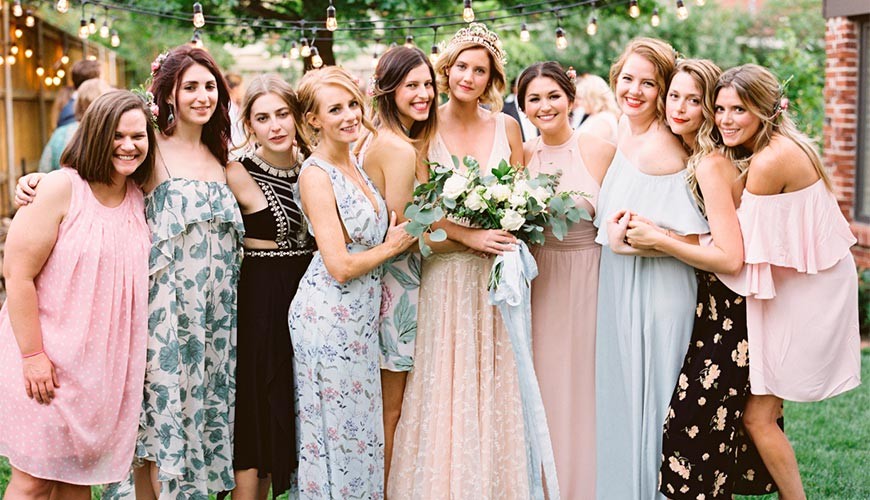 Foto de noiva com madrinhas em miniwedding no campo.