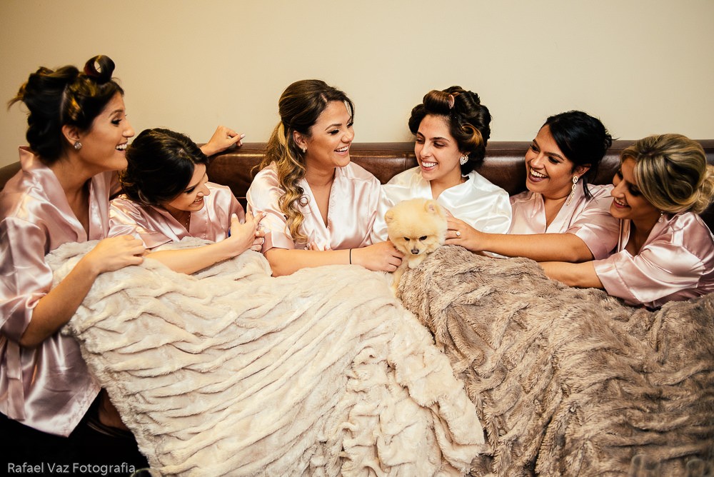noiva com as madrinhas no making of do casamento