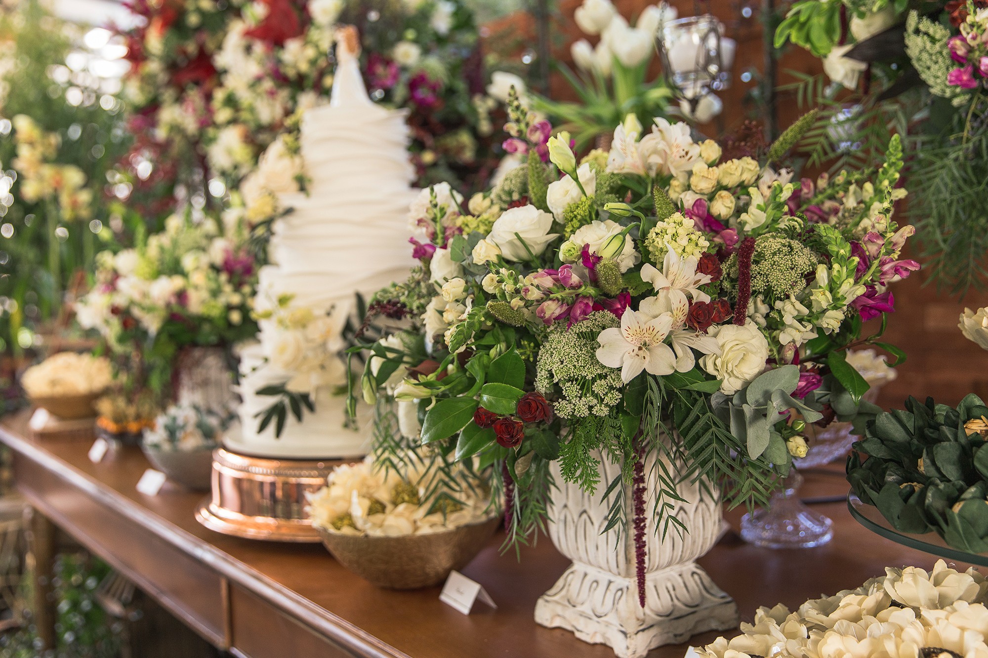 mesa de doces decorada para um casamento na Fazenda Santa Barbara