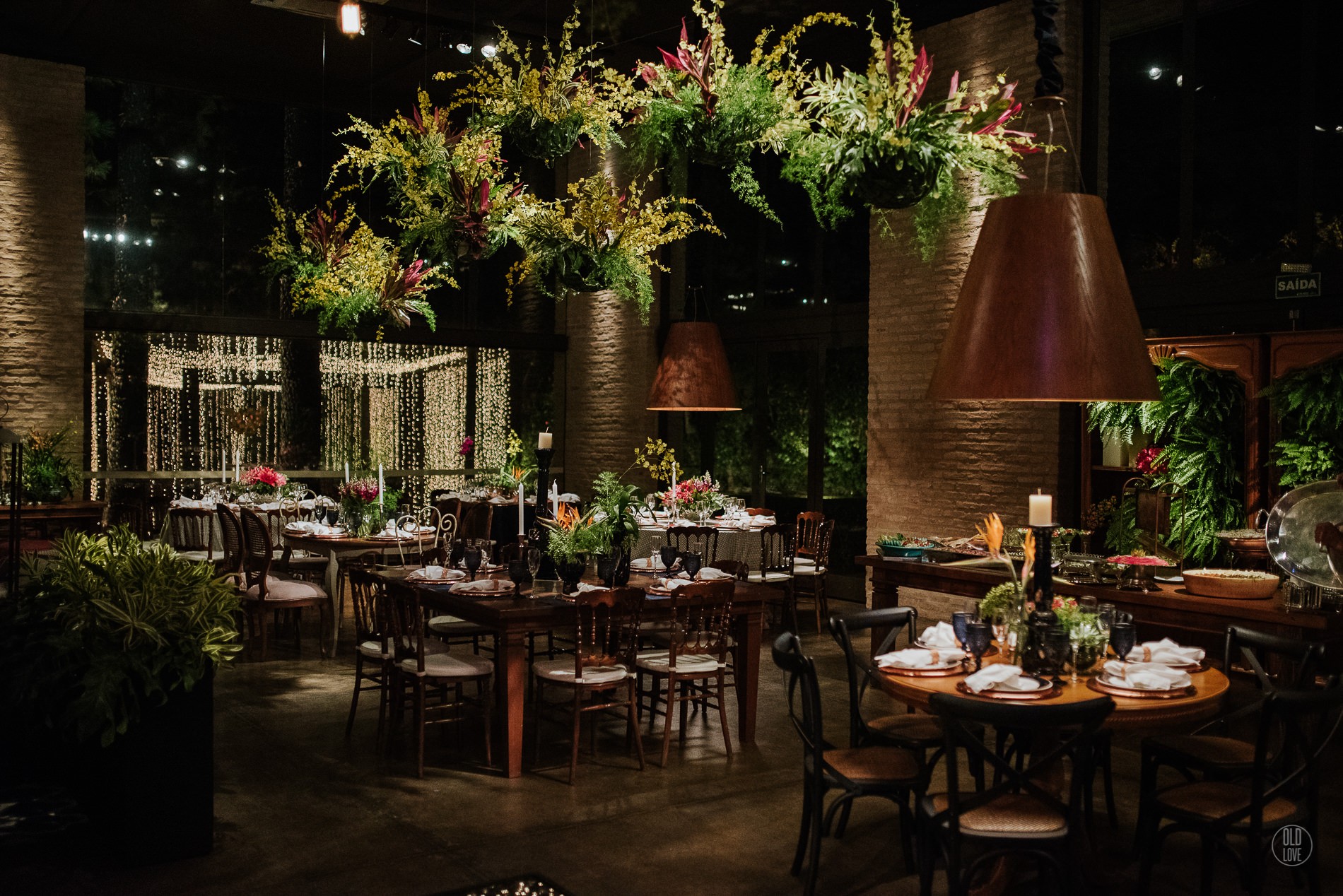 decoração suspensa e com luzes para casamento moderno