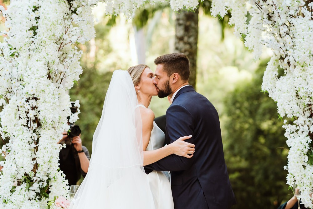 beijo dos noivos na cerimônia do casamento