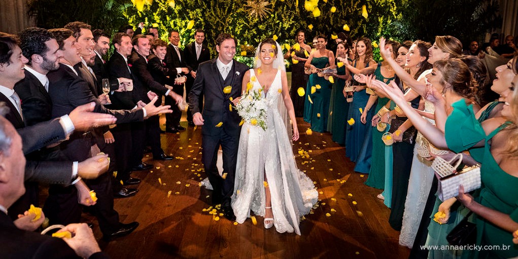 saída dos noivos da cerimônia do casamento