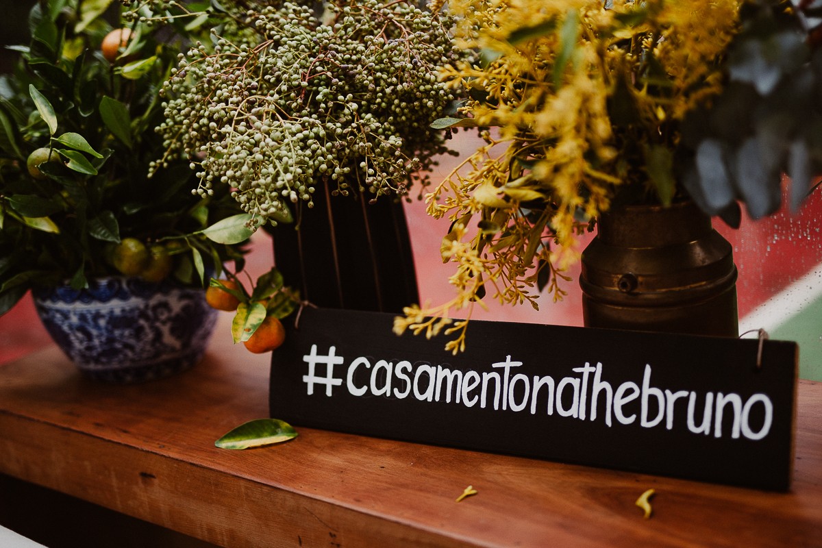 plaquinha de casamento no campo