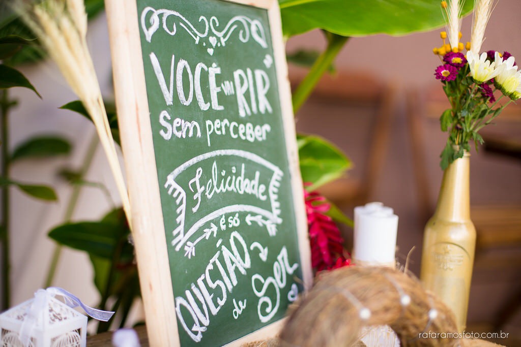Plaquinha escrita para decoração de miniwedding.
