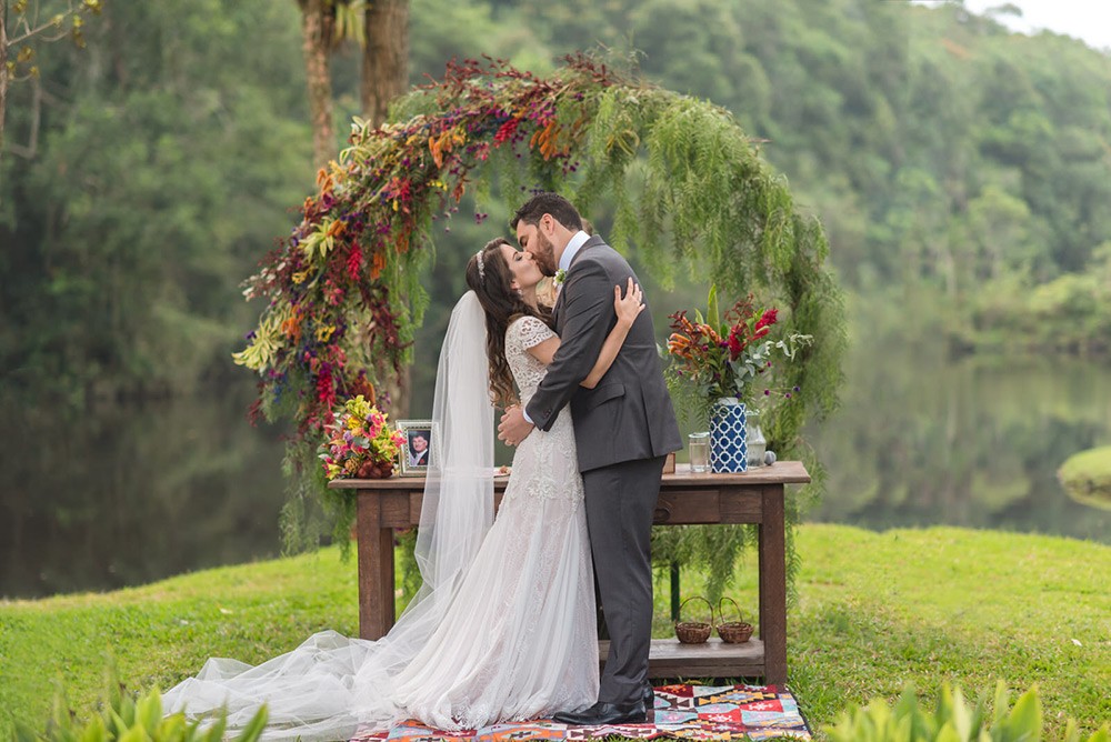 beijo dos noivos na cerimônia de casamento no campo