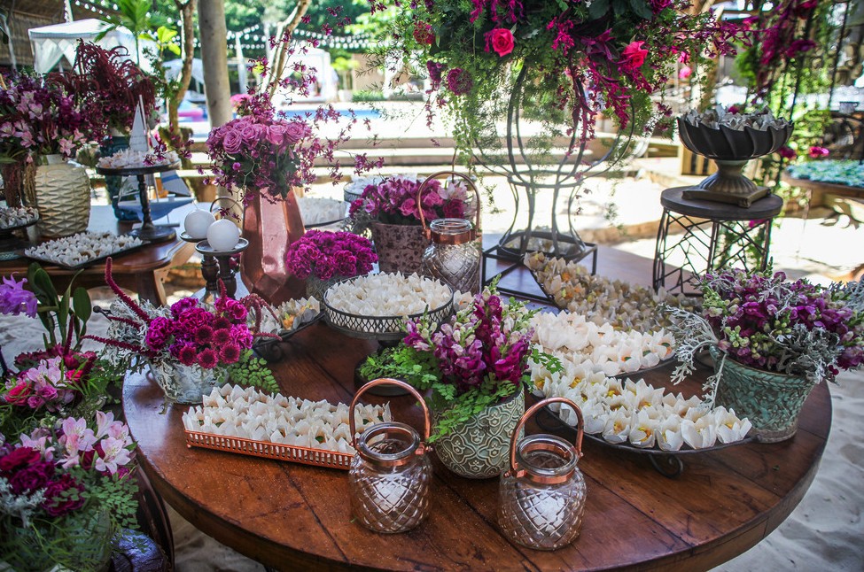 decoração de casamento na praia em tons de roxo e rosa