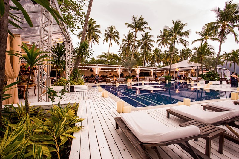 casamento ao ar livre com piscina no deck