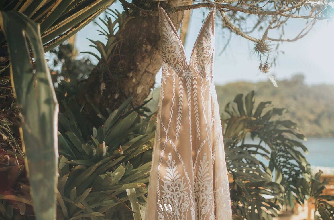 vestido de noiva pendurado antes do casamento
