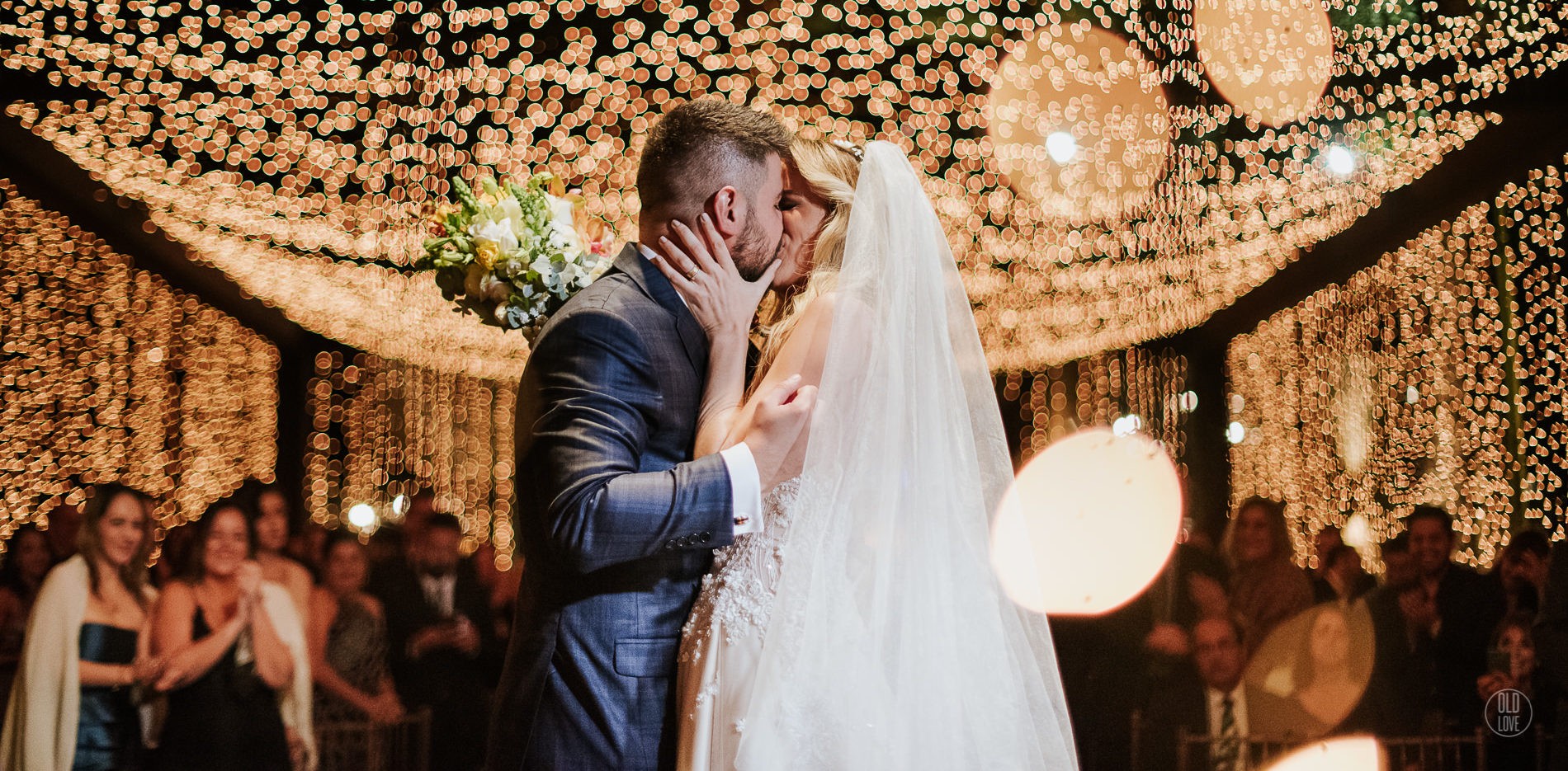 cerimônia de casamento decorada com muitas luzes