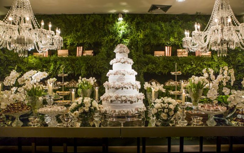 Bolo de casamento romântico com flores