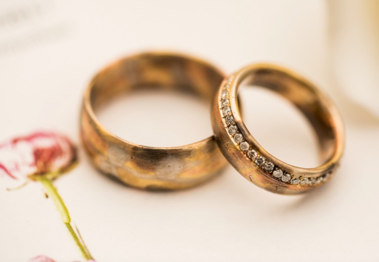 aliança de ouro cravejada com diamantes
