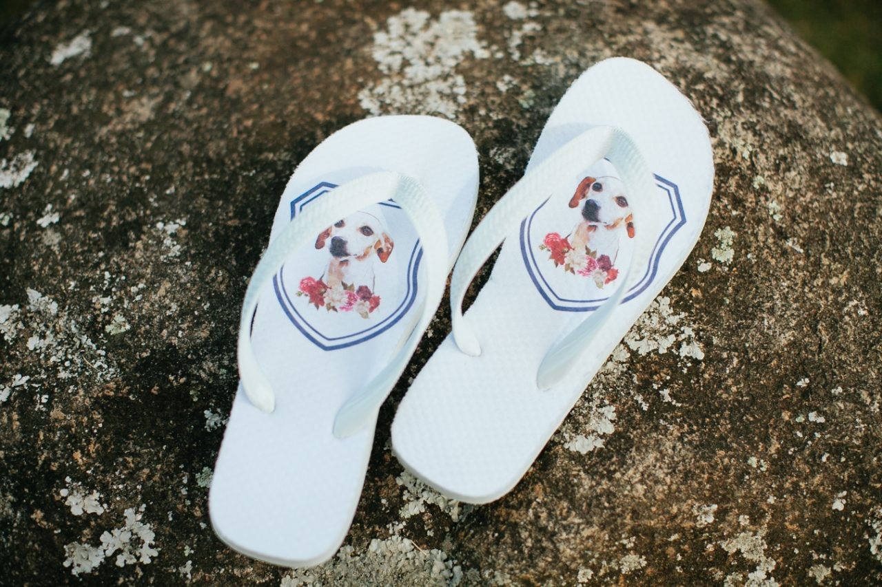 rasteirinha personalizada com um desenho do cachorro de estimação dos noivos