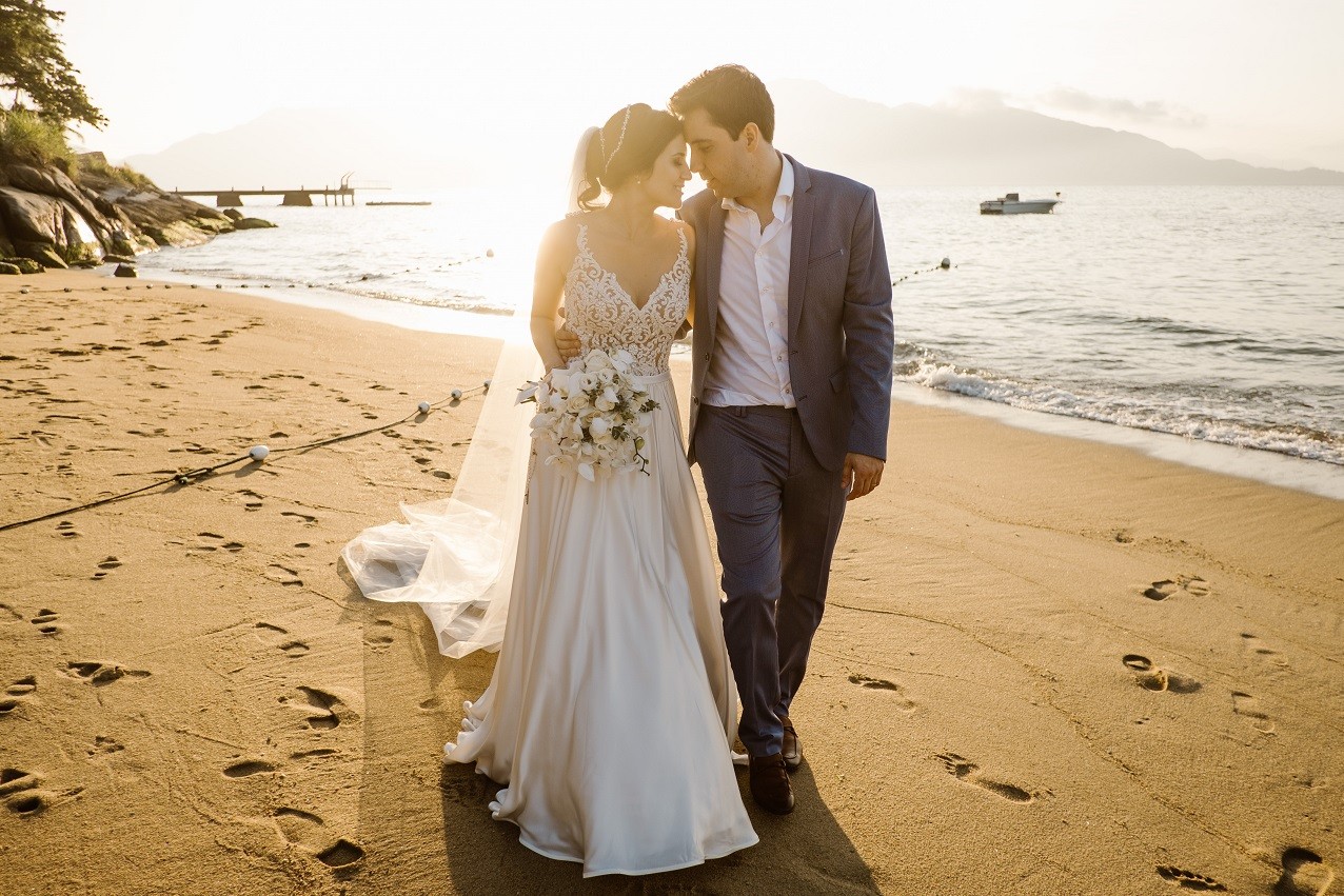 foto dos noivos em um casamento na praia