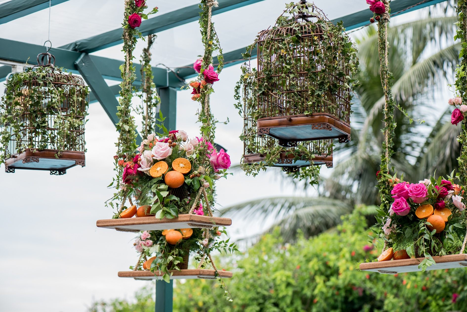decoração suspensa com flores e laranjas