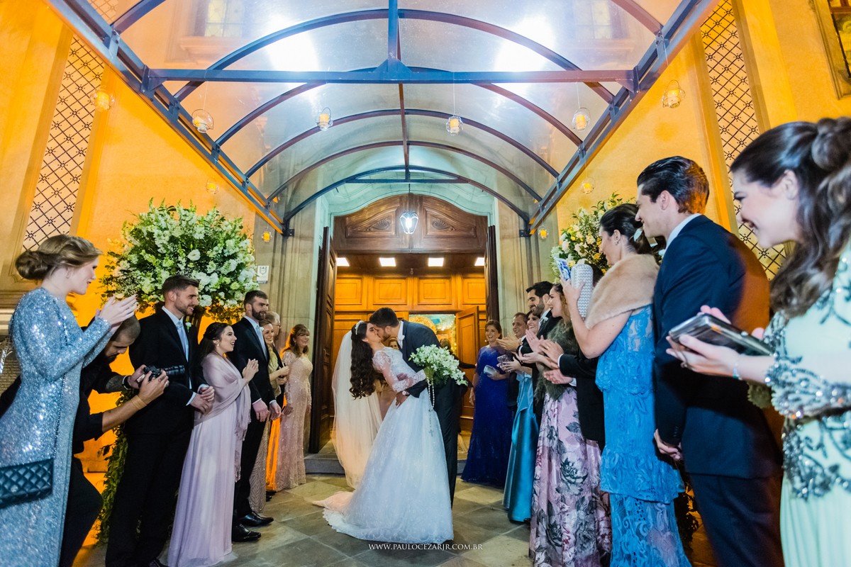 beijo dos noivos na cerimônia de casamento na igreja