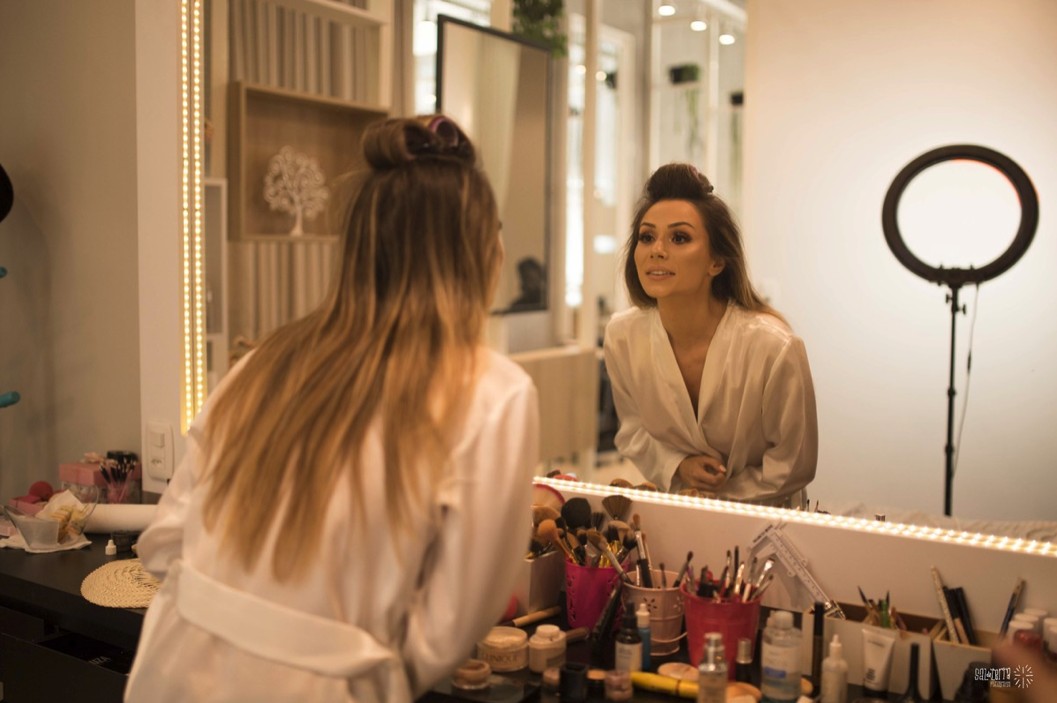 noiva se preparando para o miniwedding em uma vinícola