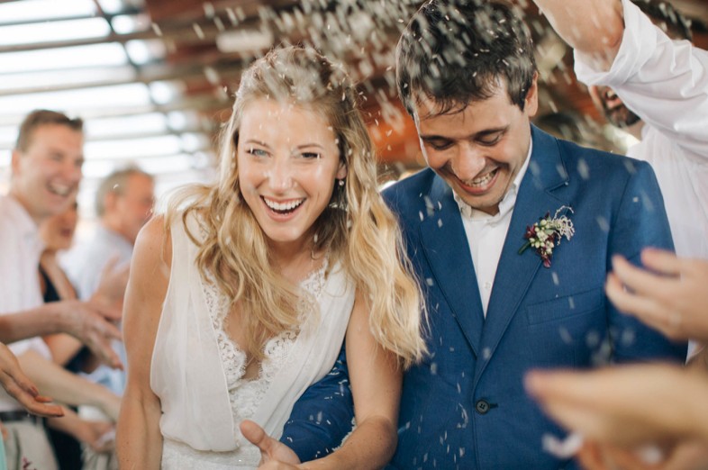 saída dos noivos da cerimônia do casamento
