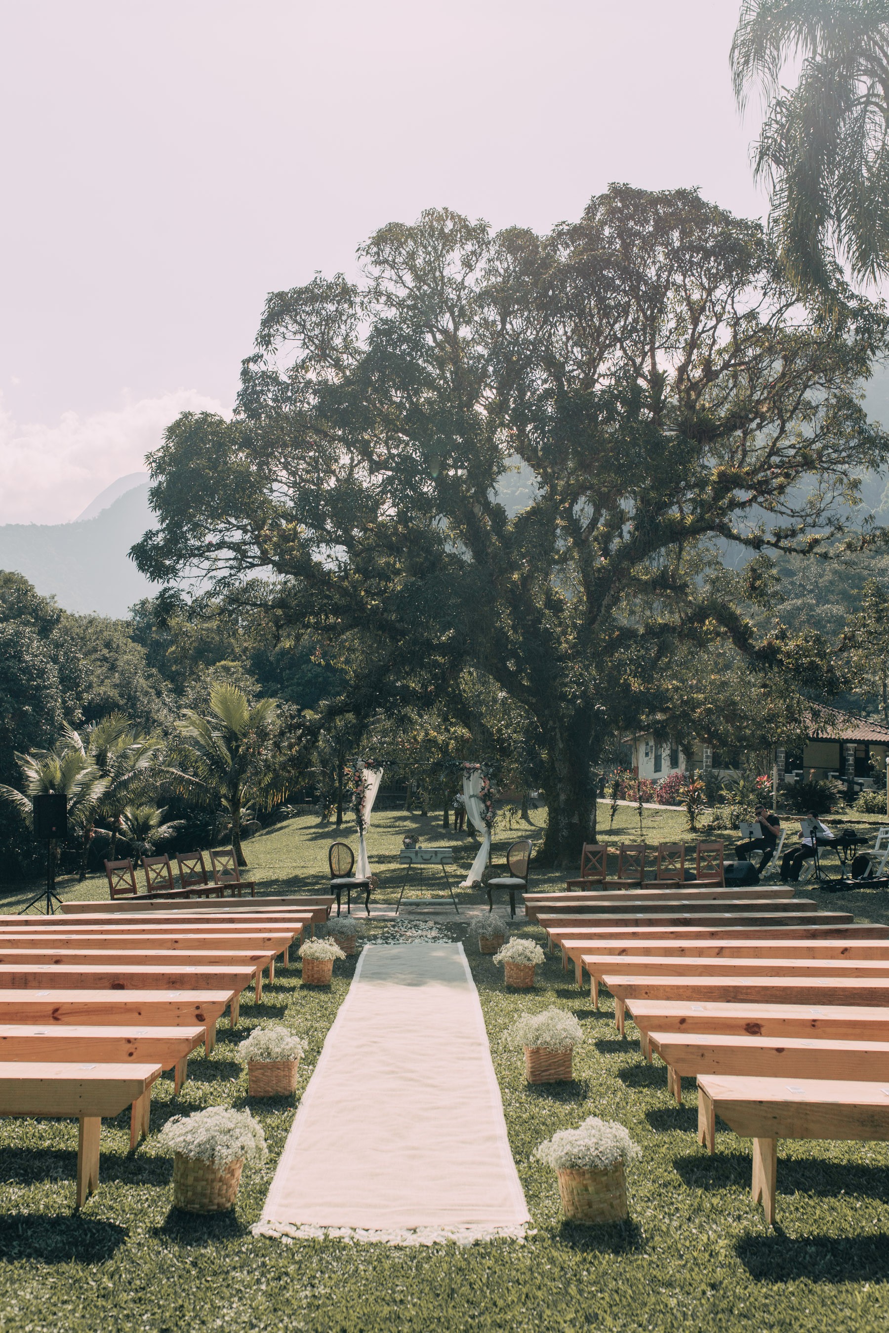 cerimônia de um casamento rústico no campo