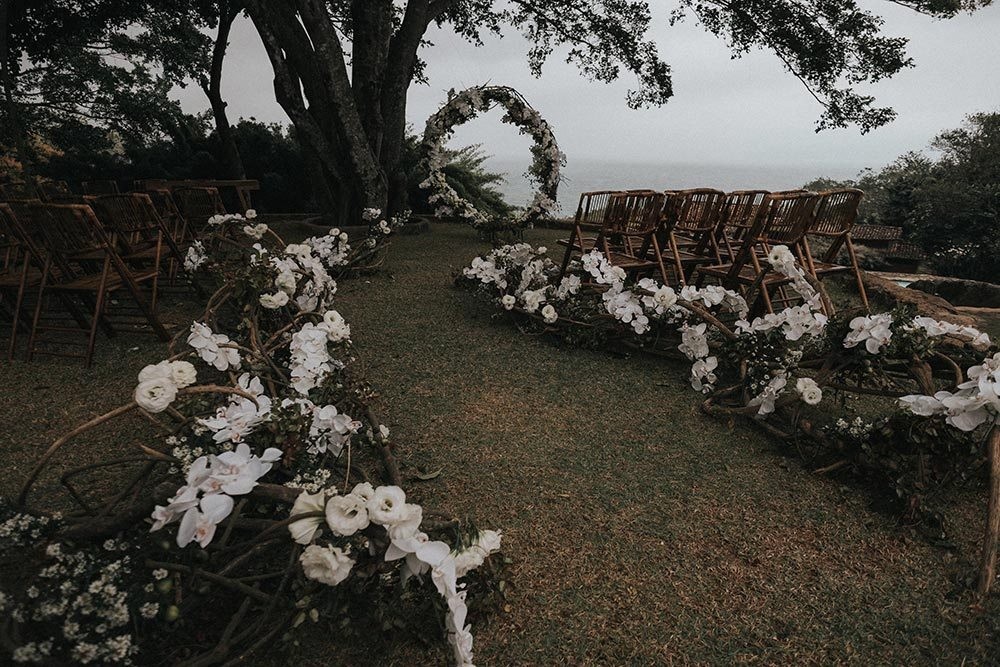 decoração rústica de um casamento na praia em Ilhabela