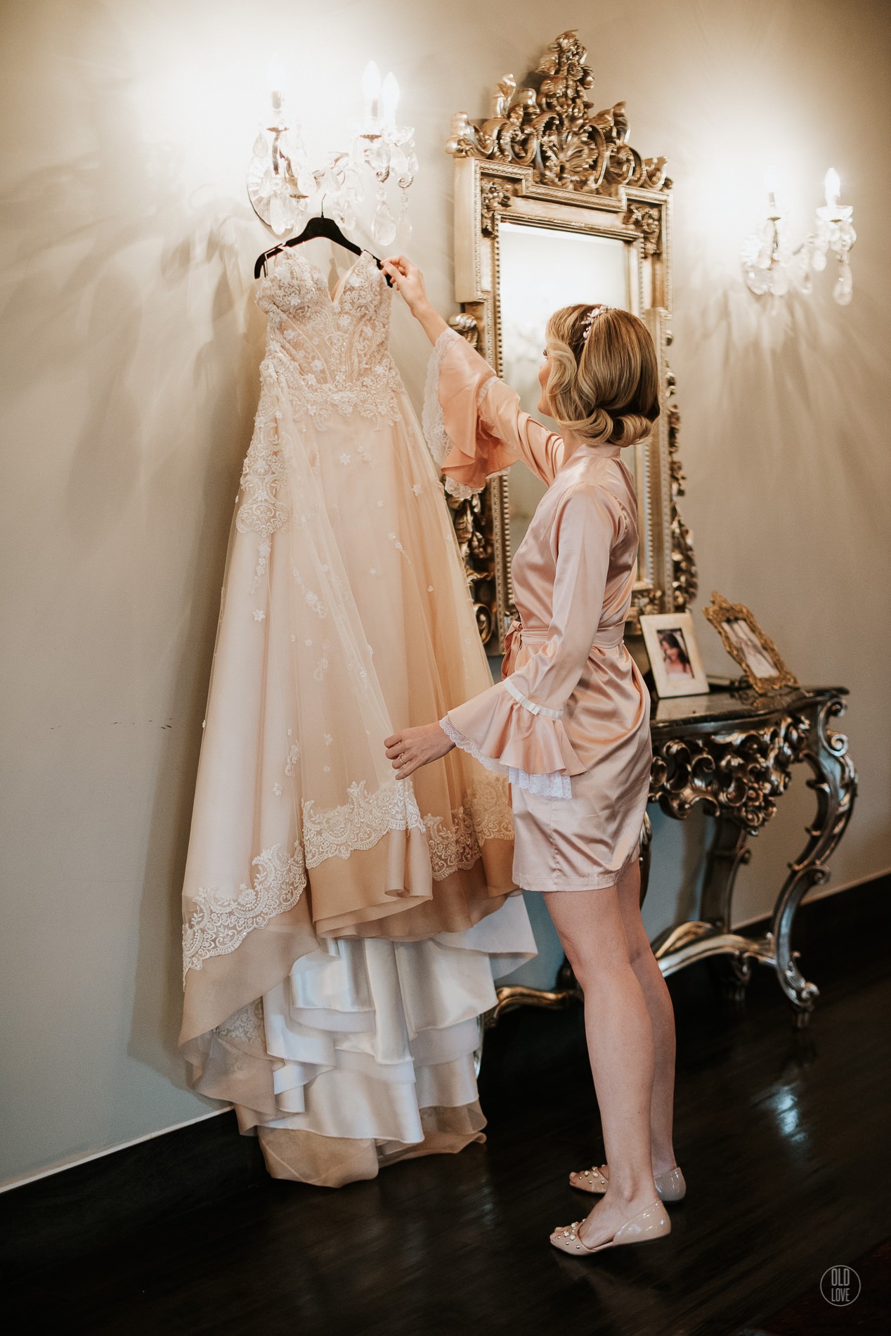 noiva segurando o vestido antes do casamento