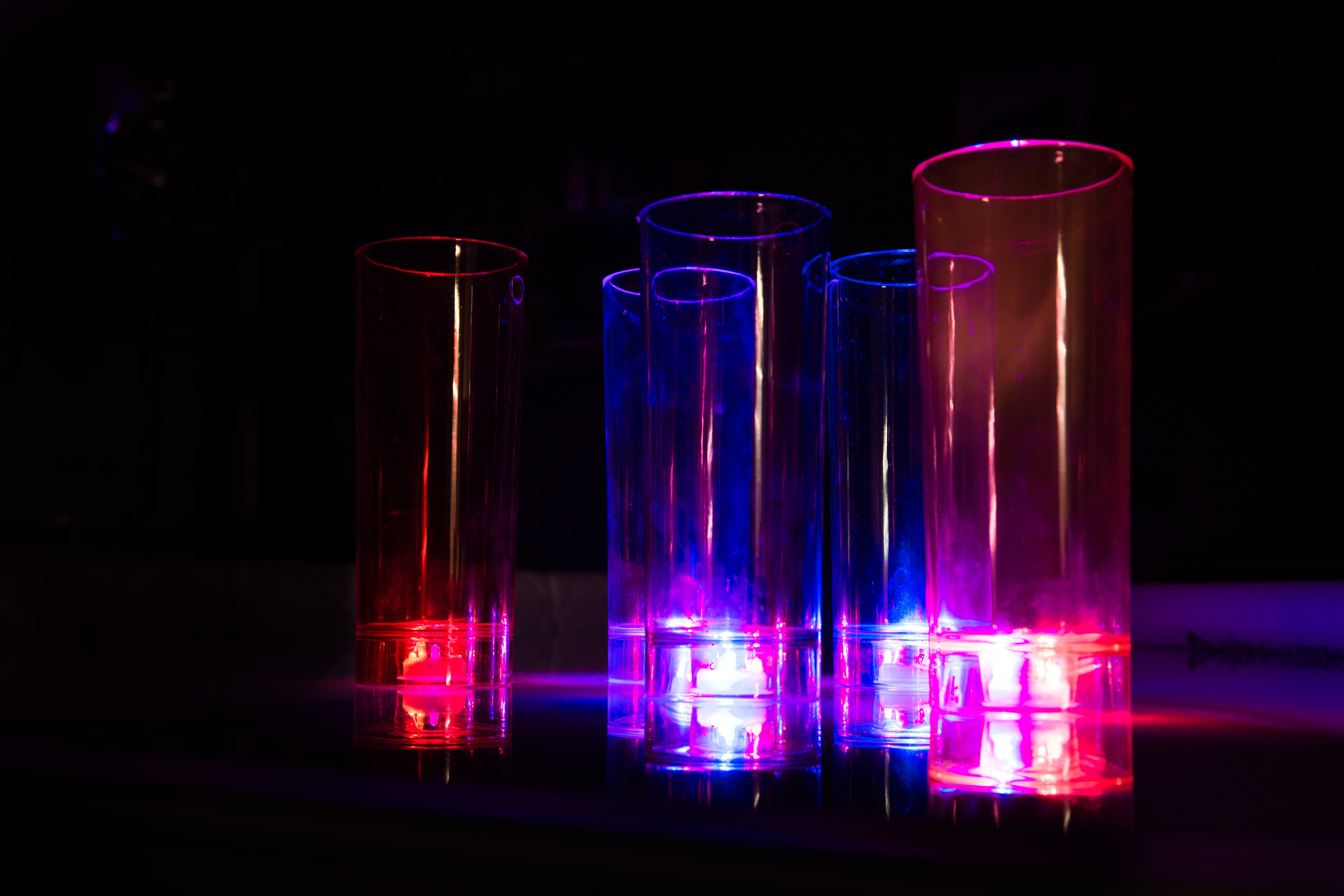 Capos de LED vermelho e azul.