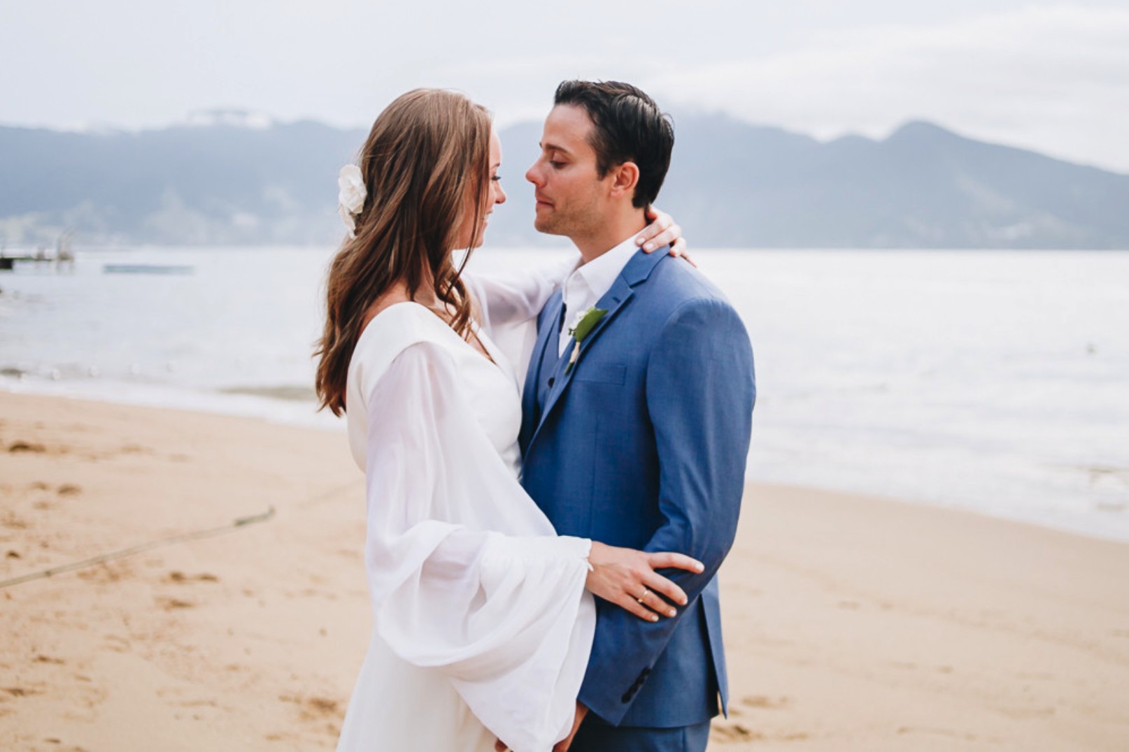 foto dos noivos em um casamento na praia