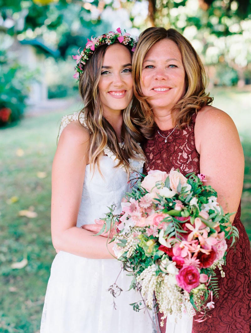 Noiva tirando foto com mãe após cerimônia de casamento.