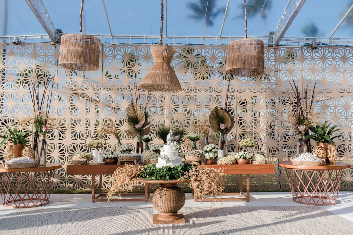 mesa de doces decorada para um casamento na praia