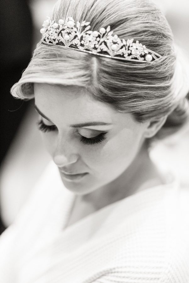noiva posando com a tiara do casamento