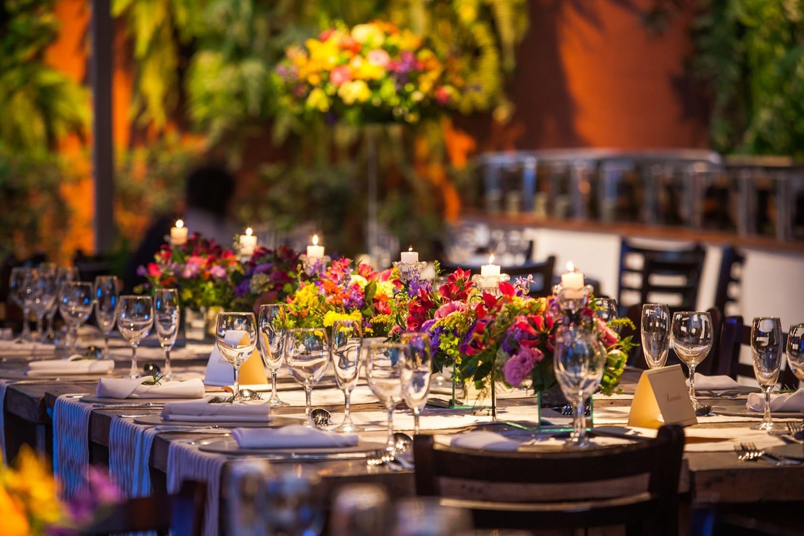 decoração de uma mesa dos convidados de um casamento
