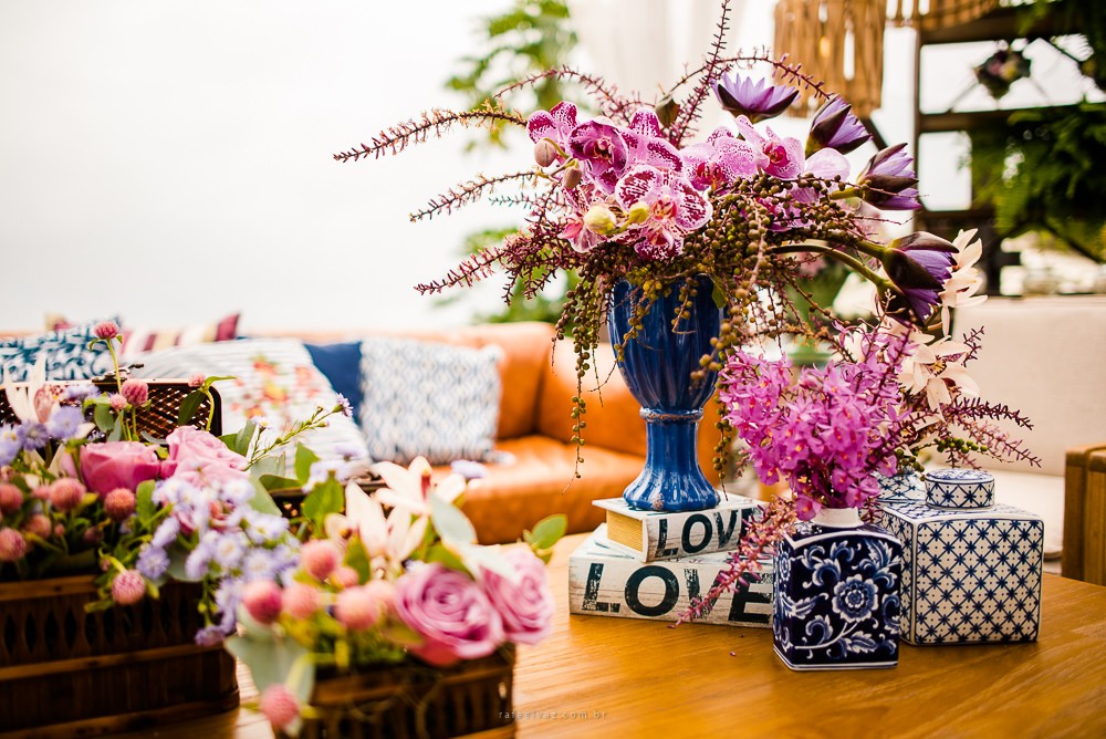 decoração de casamento com as cores branca, azul e roxo