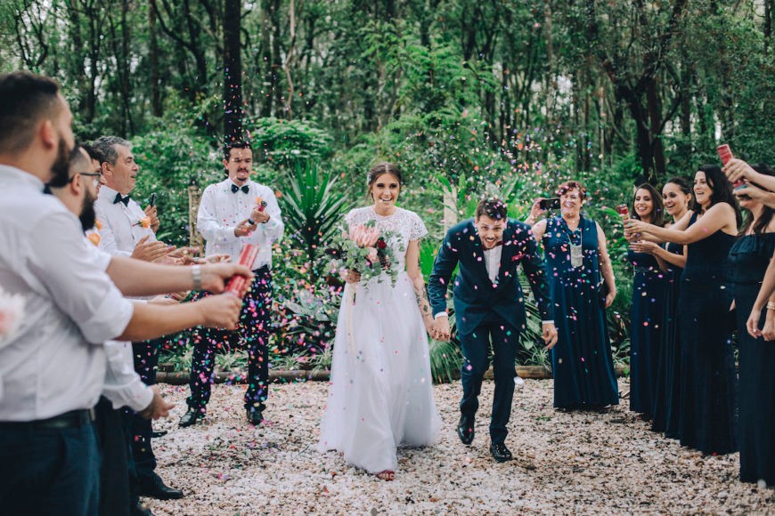 saída dos noivos da cerimônia do casamento