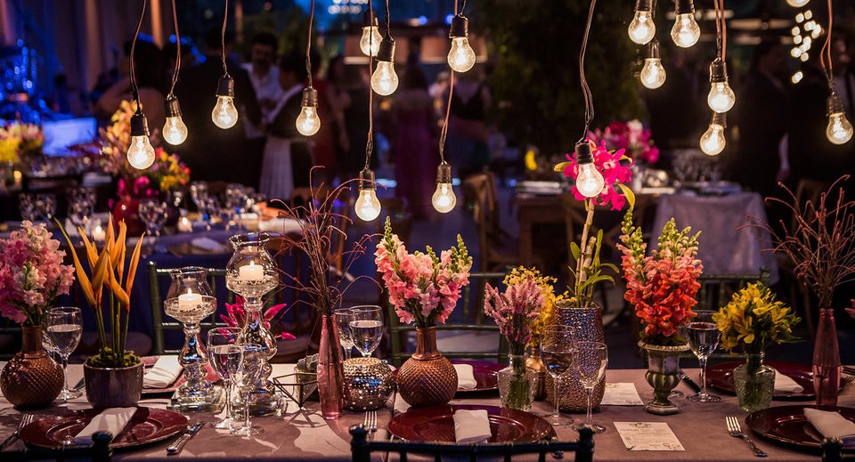 Mesa decorada com flores em casamento moderno