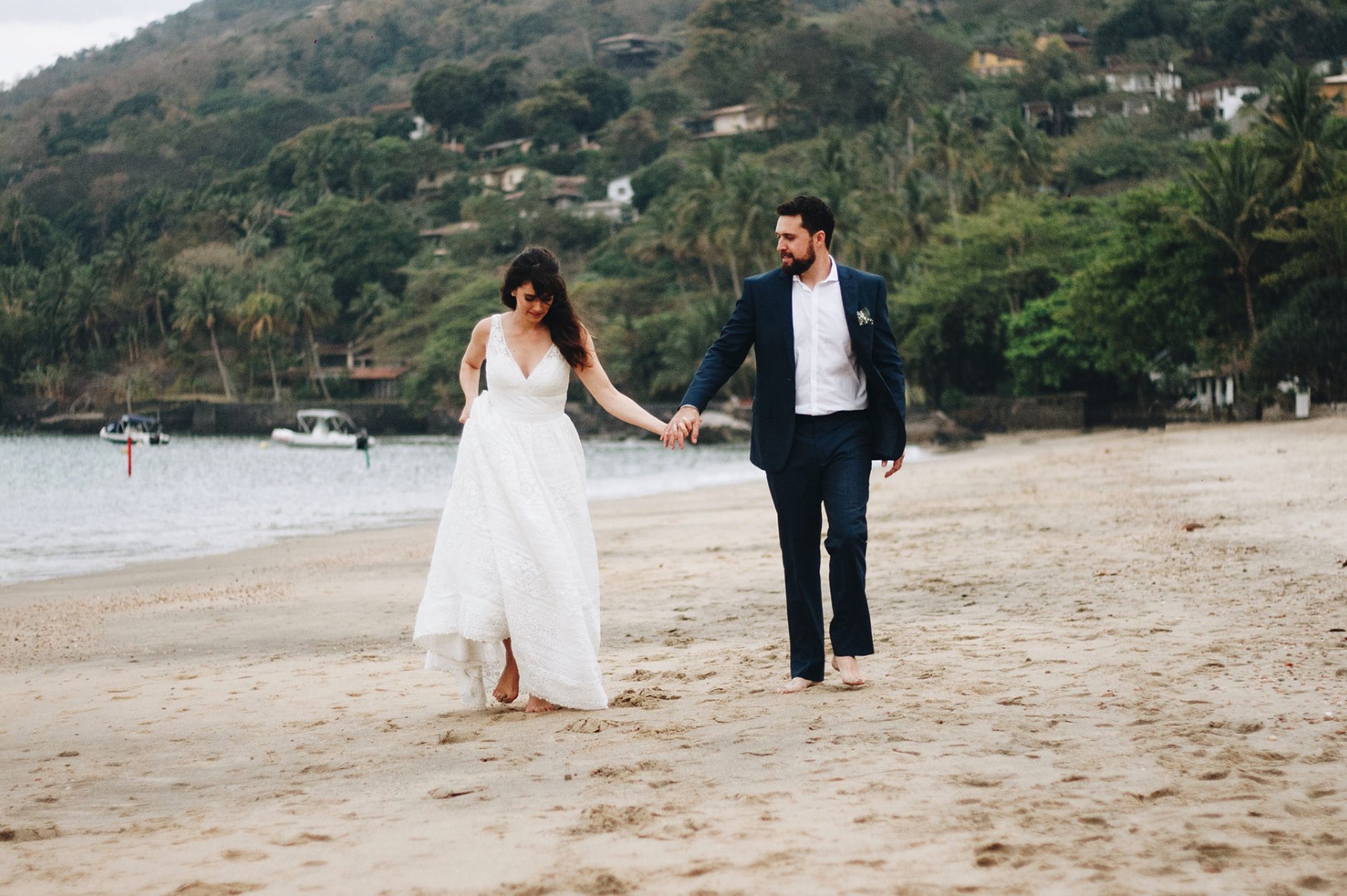 fotos dos noivos da praia após a cerimônia do casamento