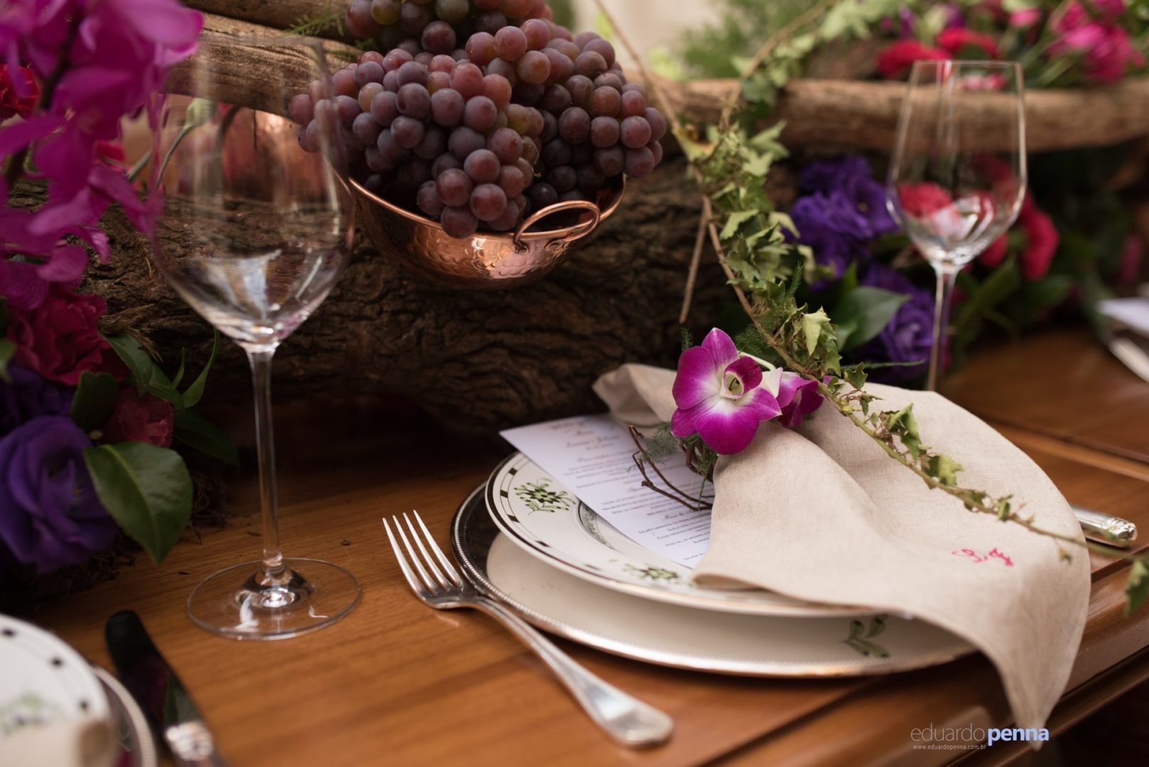 mesa decorada com guardanapos e uvas
