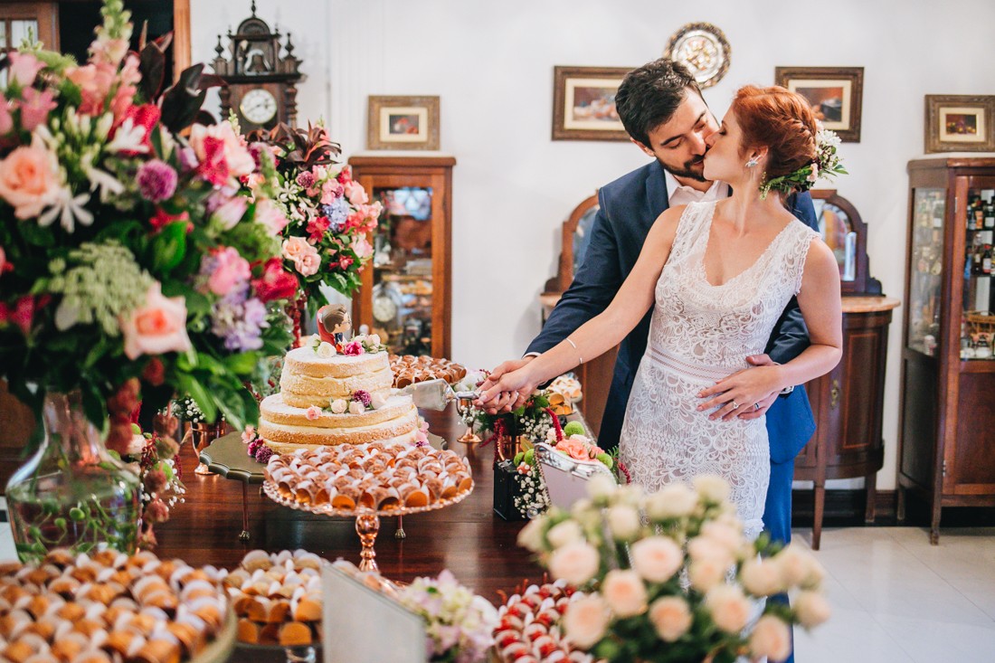 noivos cortando o bolo do casamento