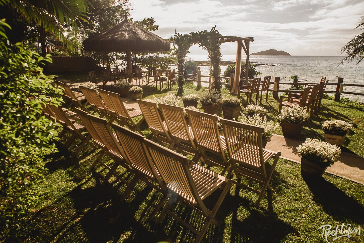 decoração de cerimônia na praia com vista para o mar