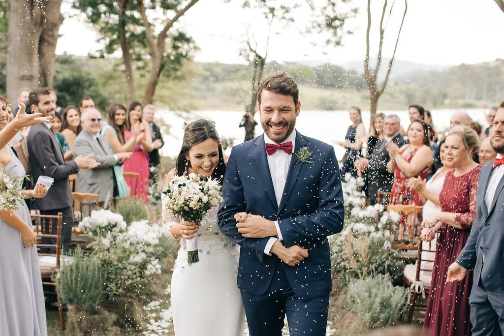 saída dos noivos da cerimônia de casamento à beira do lago
