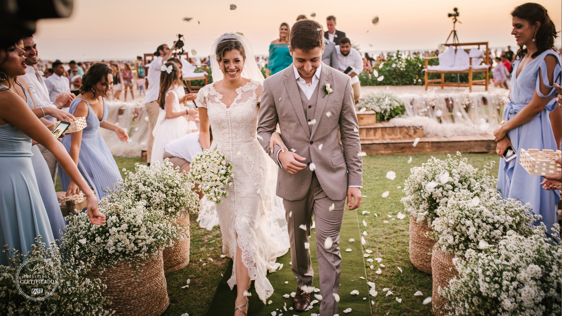 noivo saindo da cerimônia de um casamento na praia
