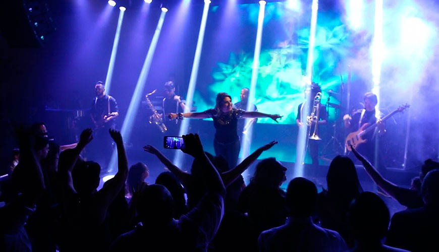 Banda de casamento fazendo show para noivos e convidados.