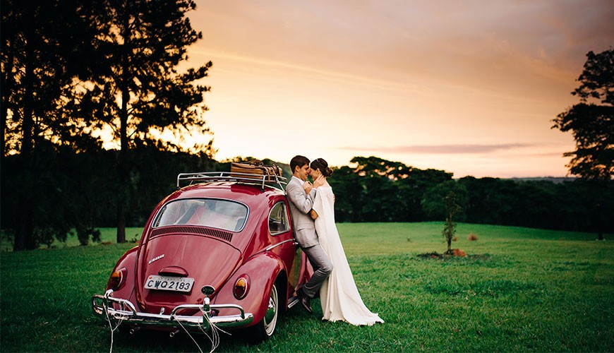 casamento no campo fim de tarde com fusca vermelho