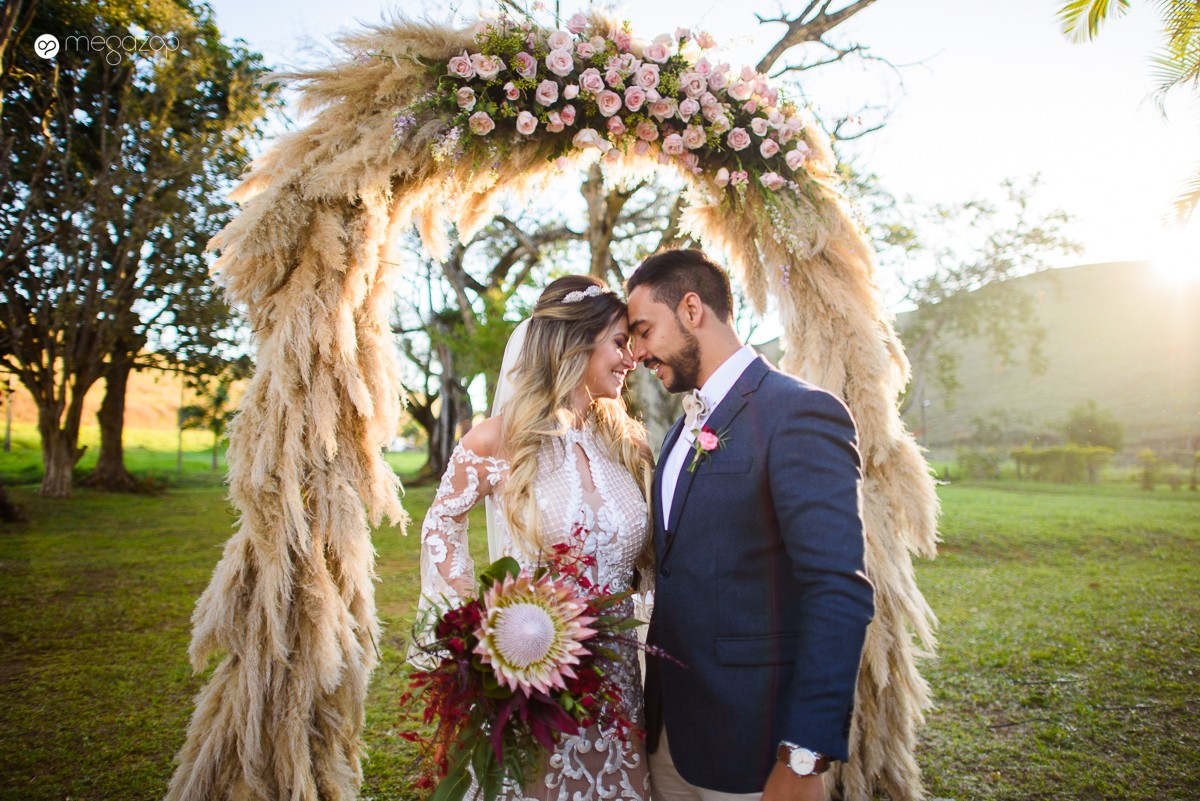 arco de flores na decoração do casamento
