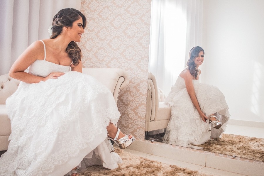 noiva colocando o sapato do casamento