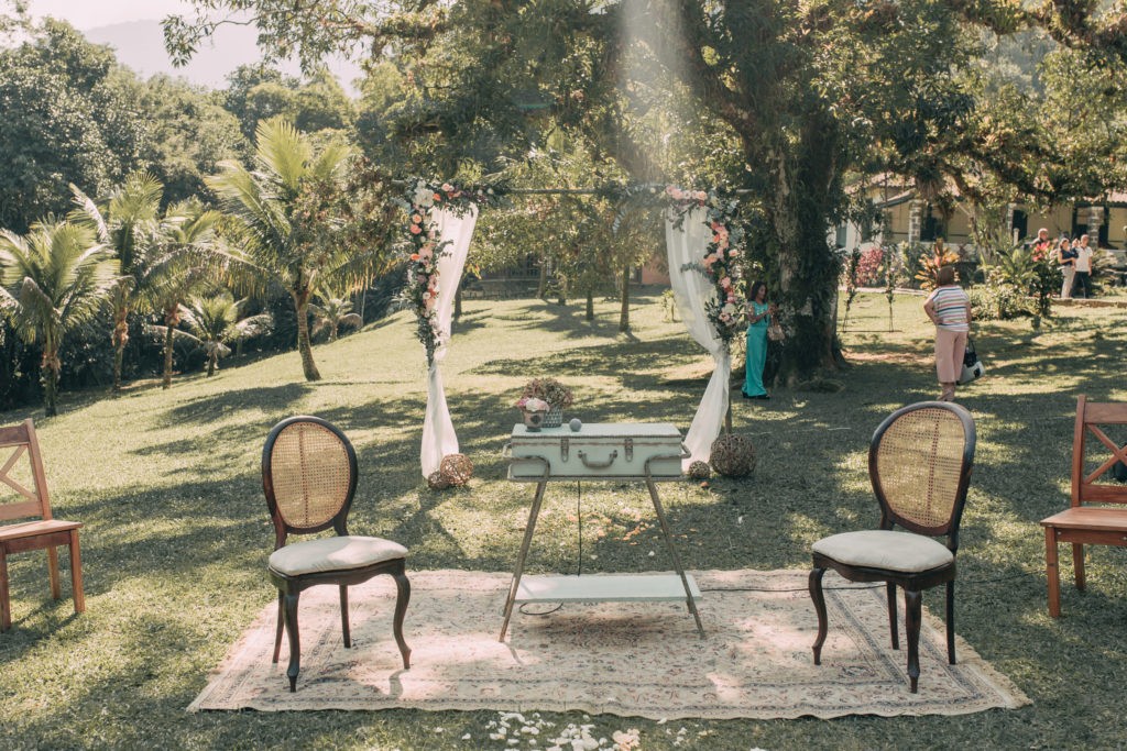 decoração de um casamento rústico no campo