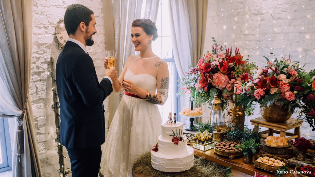 noivos brindando no casamento