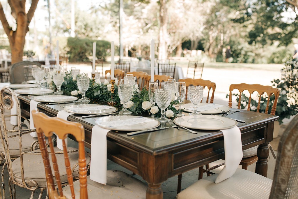 mesa decorada para um casamento no campo