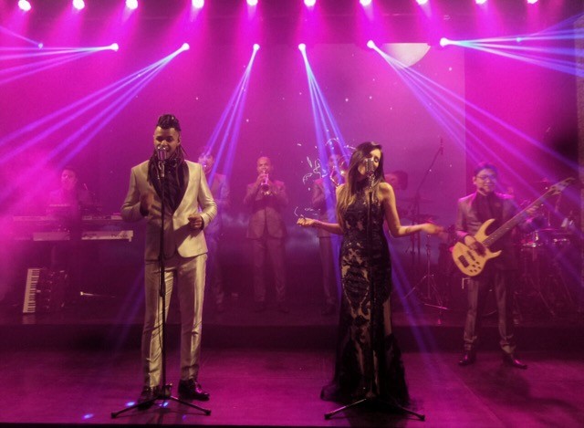 Banda Shine fazendo show em casamento