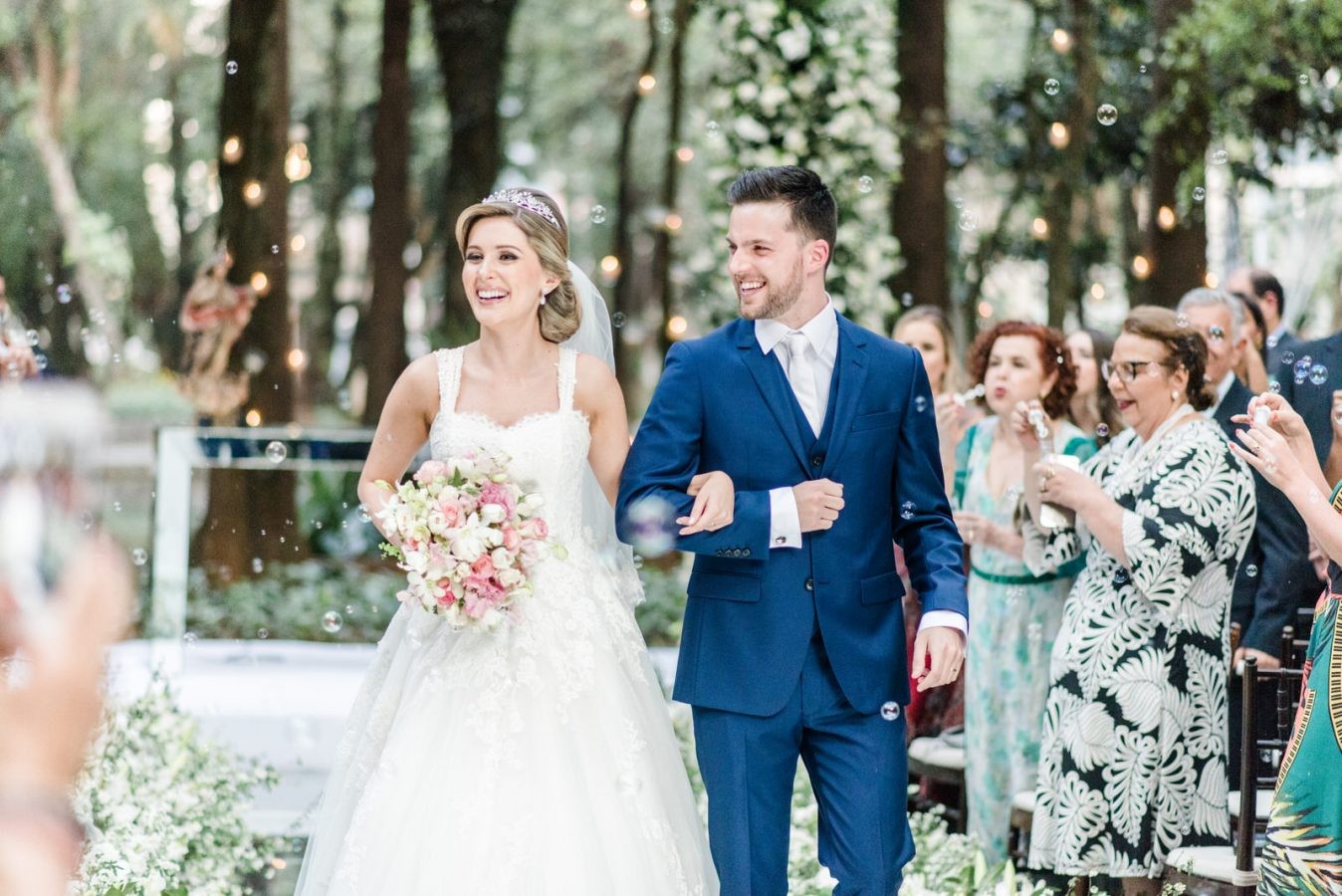 saída dos noivos da cerimônia do casamento