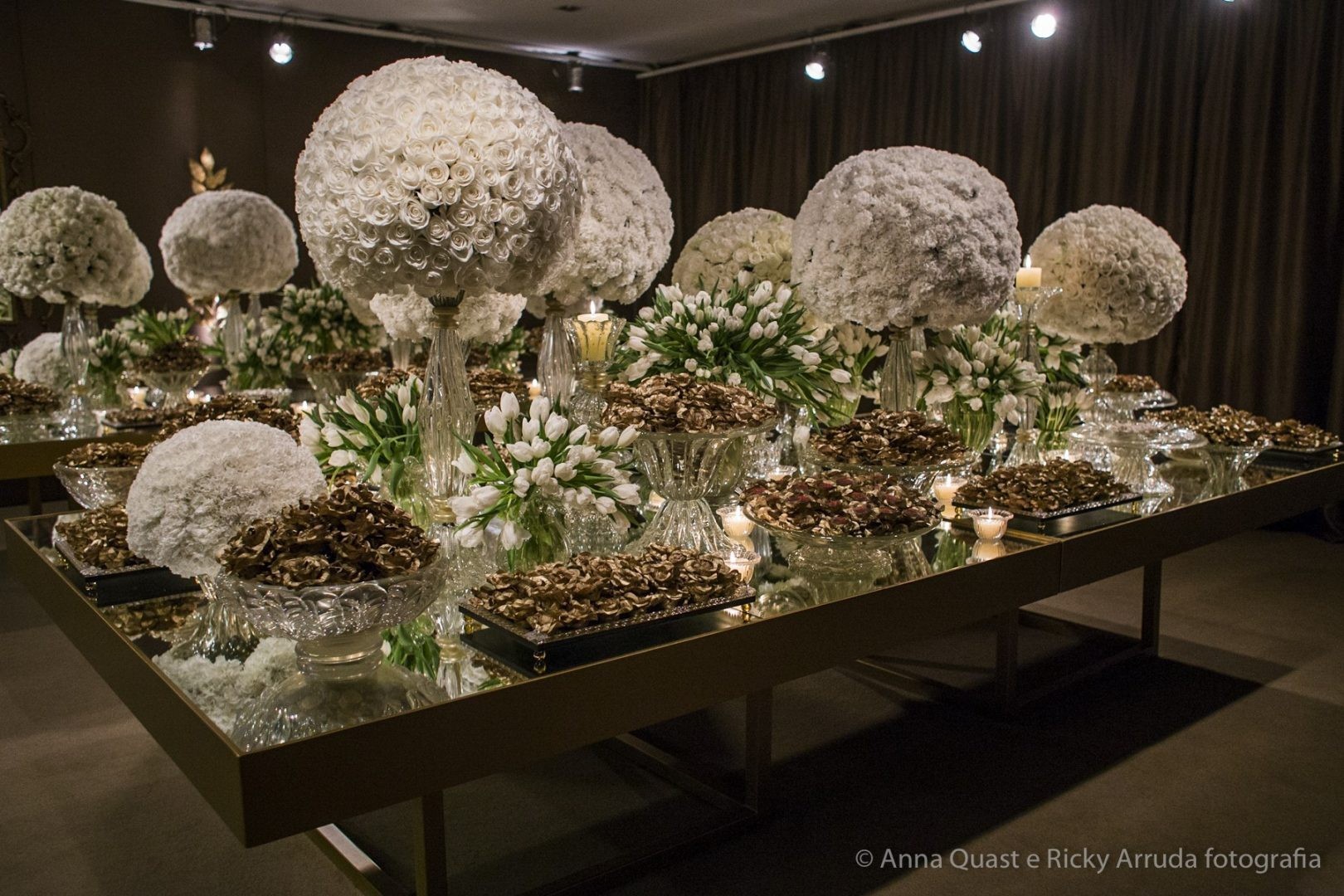 mesa de doces com decoração clássica