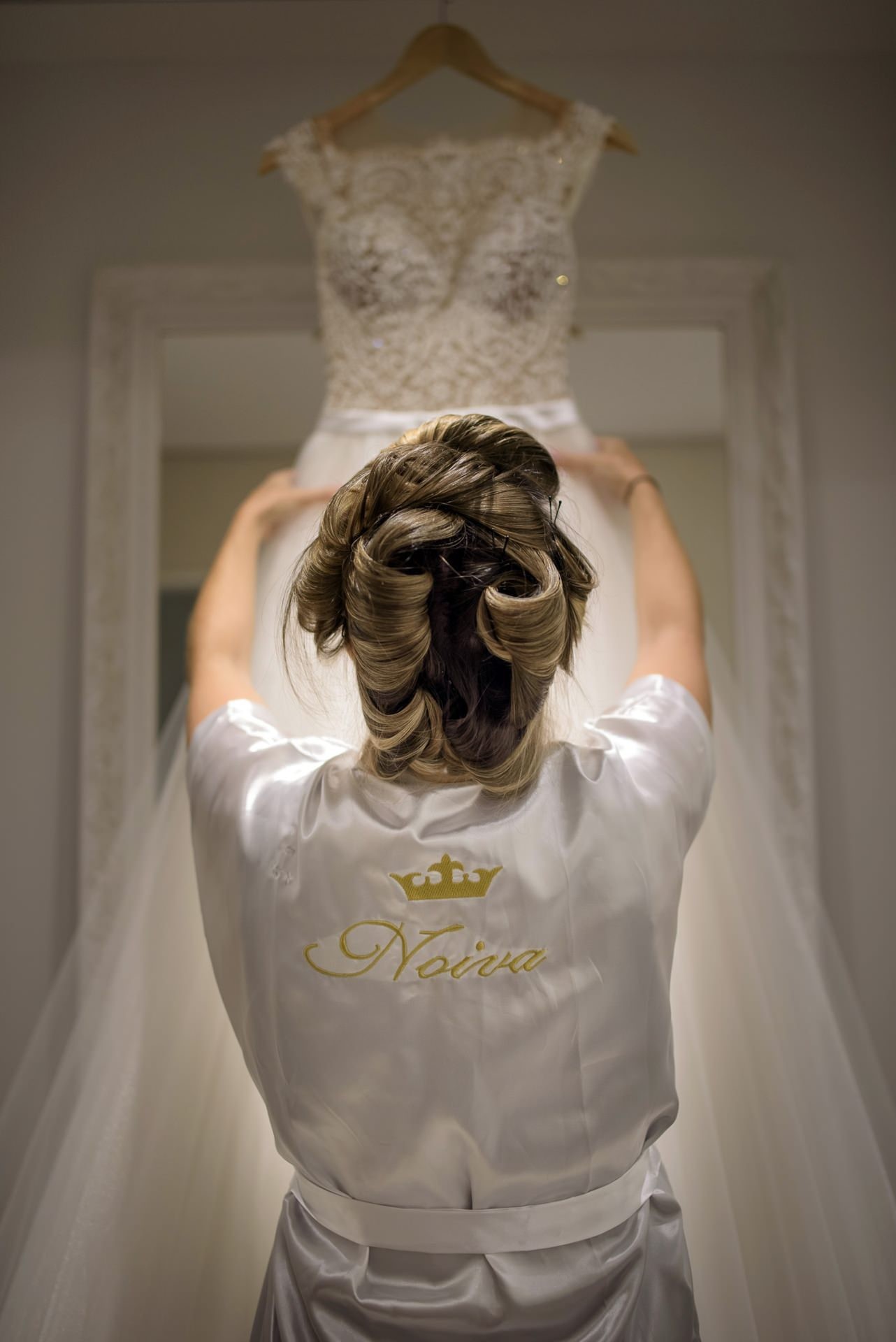 noiva olhando o vestido no dia da noiva